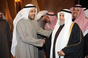 ويستقبل احد كبار السن
