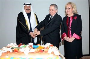 خالد الجارالله مشاركا السفير الروماني قطع كعكة الاحتفال﻿