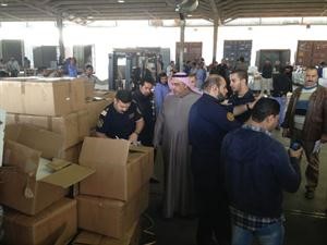رجال الامن والجمارك يعاينون الخمور المضبوطة