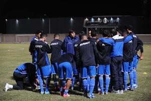 نجوم الازرق يستمعون لكلمة المدرب غوران 	هاني الشمري﻿