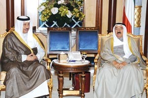 صاحب السمو الامير الشيخ صباح الاحمد مستقبلا سمو الشيخ جابر المبارك حيث كلفه بتشكيل الحكومة الجديدة