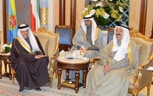 صاحب السمو الامير الشيخ صباح الاحمد مستقبلا عبداللطيف الزياني﻿
