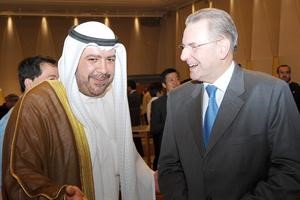 رئيس اللجنة الاولمبية الشيخ احمد الفهد في حوار باسم مع رئيس اللجنة الاولمبية الدولية جاك روغ في مناسبة سابقة﻿