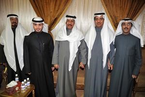 النائب حمد سيف يتلقى تهنئة من مبارك الخرينج خلال حفل الاستقبال﻿