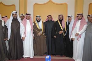 طاهر الفيلكاوي متوسطا المهنئين والمباركين
