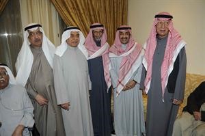 رئيس مجلس الامة السابق جاسم الخرافي متوسطا صلاح العتيقي وبعض المهنئين﻿