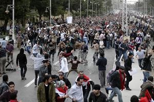 جانب من الاشتباكات بين مؤيدي ومعارضي الرئيس المصري دمحمد مرسي امام قصر الاتحادية امس رويترز
