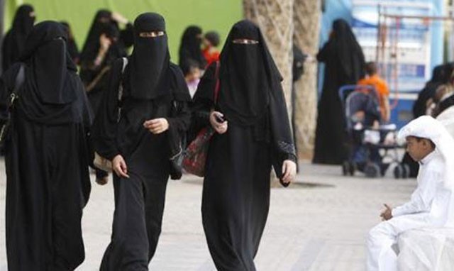 أستاذة جامعية سعودية تزوج طالباتها لـ "الجادين فقط"