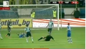 بالفيديو... إيقاف لاعب بلغاري بعدما طرح الحكم أرضاً