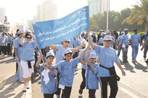 الكبار والصغار شاركوا في المسيرة رافعين لافتات توعوية﻿