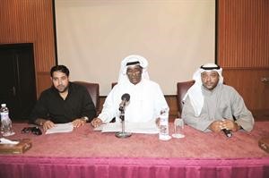 مدير المهرجان صالح الحمر يتوسط عبدالكريم الهاجري وجابر العنزي هاني عبدالله
