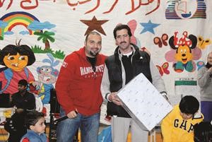 موظف يتسلم جائزة خلال اليوم الترفيهي
