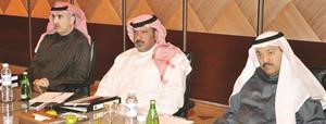 الشيخ طلال الخالد يتوسط بعض القياديين المشاركين في ورشة العمل
