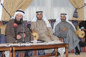 خالد السلطان متحدثا وبجانبه محمد الدلال ودناصر الصانع﻿