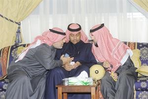 حوار بين دعادل الدمخي واحد الحضور يتوسطهم دحمد المطر﻿