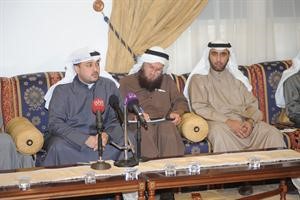 نبيل المفرح يقدم للندوة وبجانبه السلطان والدلال﻿
