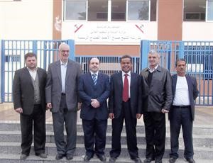 وفد الصندوق امام مدرسة الشيخ صباح الاحمد﻿