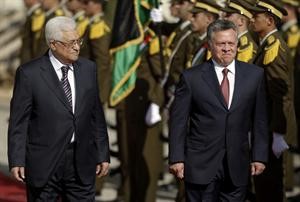 الرئيس الفلسطيني محمود عباس مستقبلا العاهل الاردني الملك عبدالله الثاني خلال وصوله الى رام الله امس اپ