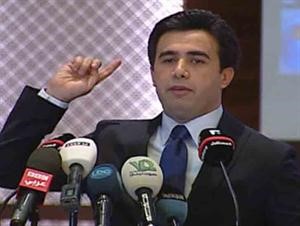 النائب عقاب صقر خلال مؤتمر صحافي عقده في اسطنبول امس