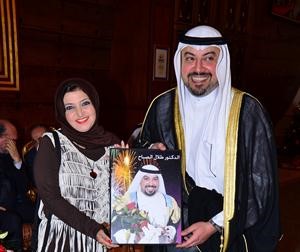 الشيخ دطلال الفهد يتلقى صورته التذكارية من الزميلة فوزية الابراهيم﻿