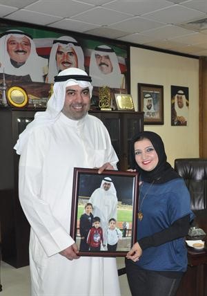 الابراهيم تهدي الشيخ خالد الفهد صورة له الى جانب ابنائه﻿