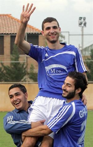 لاعب الشباب الغازية عماد غدار يحتفل برباعيته في مرمى العهد