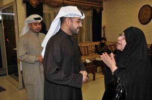  ويستمع لاحدى كبيرات السن﻿