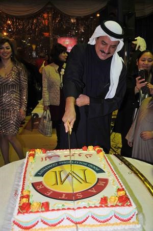 عبدالله المعيوف يقطع كيكة النجاح﻿