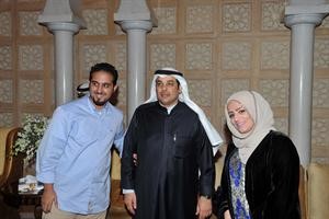يعقوب الصانع متوسطا مهنئين له﻿