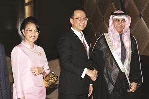 والسفير الاماراتي علي بن شكر﻿
