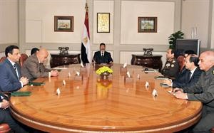 اجتماع الرئيس المصري مع رئيس الوزراء ووزير الدفاع ووزير الداخلية ورئيس المخابرات العامة وقائد الحرس الجمهوري