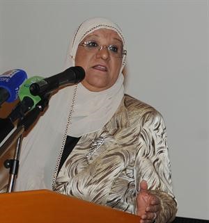 د معصومة المبارك متحدثة خلال الحفل ﻿