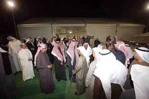 عدنان المطوع خلال استقباله المهنئين﻿