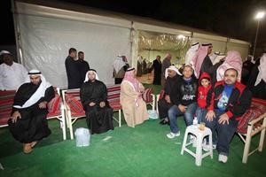 الحضور خلال مباركتهم لعدنان المطوع﻿