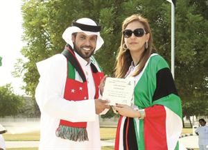 عبد المنعم العامري مع مهى العازار اثناء تكريمه