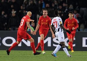لاعب ليفربول جوردان هندرسون يحتفل بهدفه في مرمى اودينيزي 	افپ﻿
