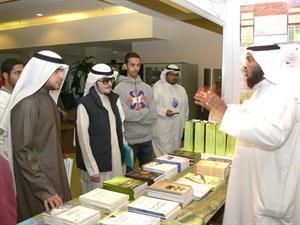 دعبدالكريم الكندري يستمع لنبذة تعريفية عن مبرة الال والاصحاب من خالد العنزي
