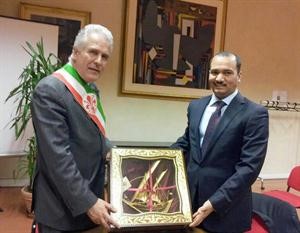 خالد الخرينج يقدم هدية تذكارية لاوجينيو جاني﻿