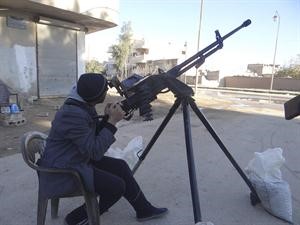 مقاتل من الجيش الحر يصوب نيرانه على طائرات الجيش السوري في راس العين	 رويترز﻿