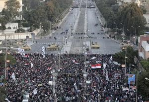 الاف المعارضين يحتشدون في محيط القصر الرئاسي في مصر امس اپ
