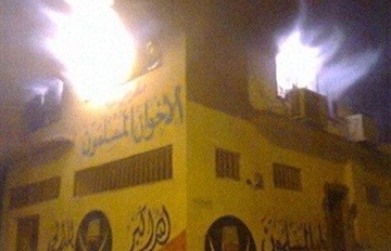 معارضون يحرقون المقر الرئيسي للإخوان المسلمين بالقاهرة.. و«الجماعة» تعقد اليوم مؤتمراً صحافياً عالمياً بحضور المرشد