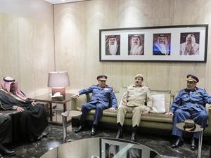 رئيس الاركان العامة الفريق الركن الشيخ خالد الجراح ورئيس هيئة الاركان البحريني اللواء ركن دعيج بن سلمان
ال خليفة ونائب رئيس جهاز الامن الوطني الشيخ ثامر العلي والملحق العسكري العميد ركن علي العساكر