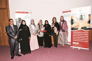 تكريم احدى المشاركات في الورشة﻿