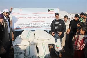 الوفد الاغاثي يوزع المساعدات﻿
