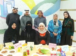 هيا الصواغ تتوسط العاملين في المستشفى خلال اليوم التوعوي المفتوح﻿