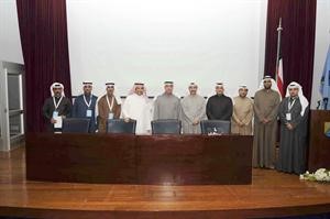 دعبدالرحيم ذياب متوسطا المشاركين في المناظرة	هاني عبدالله﻿