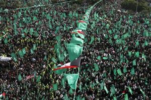 مئات الالاف من الفلسطينيين يحضرون مهرجان انطلاقة حماس 25 في غزة امس ﻿