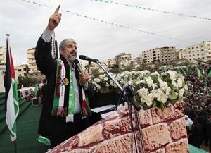  ورئيس المكتب السياسي لحماس خالد مشعل يلقي كلمته في المهرجان امس 	افپ﻿
