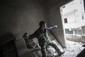 احد مقاتلي الجيش الحر يرمي قنبلة يدوية على القوات الموالية للرئيس السوري في حلب امس الاول اپ