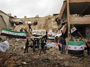 صورة بثتها شبكة شام لمظاهرة مناهضة للنظام بين الحطام الناتج عن قصف احياء دمشق امس الاول افپ